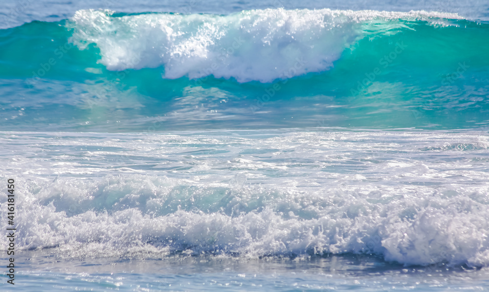 Fototapeta premium Scenic view of sea waves splashing on shore in Honolulu, Hawaii