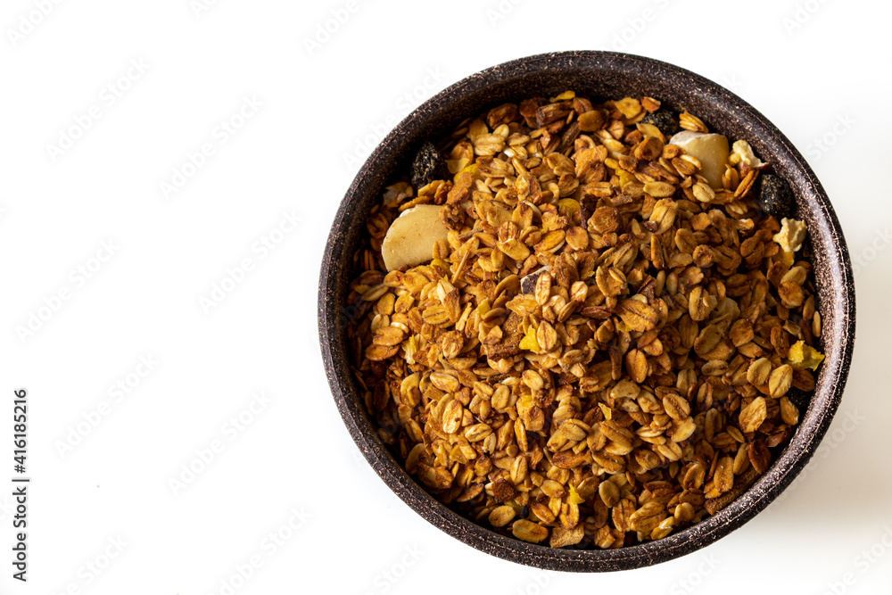 GRANOLA EM TIGELA DE MADEIRA EM FUNDO BRANCO GRANOLA EM TIGELA DE MADEIRA EM FUNDO BRANCO