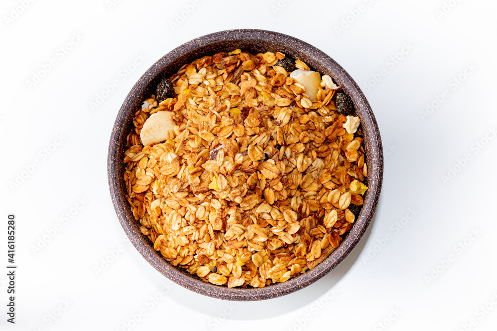 GRANOLA EM TIGELA DE MADEIRA EM FUNDO BRANCO GRANOLA EM TIGELA DE MADEIRA EM FUNDO BRANCO