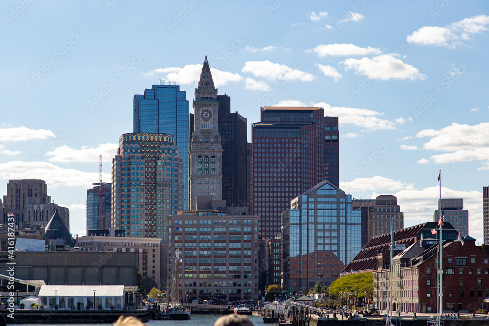 Fototapeta premium City skyline on a sunny day