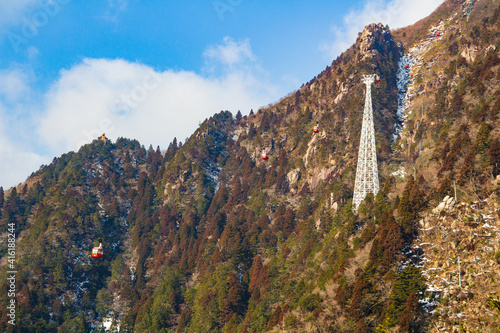 御在所岳登山　中登山道から眺める御在所ロープウェイ