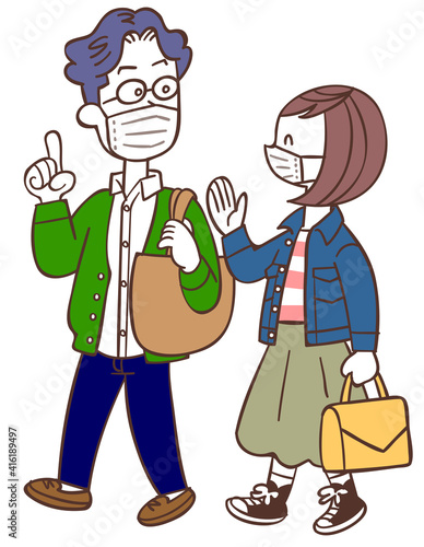 マスクを着用して会話しながら歩くカップル
