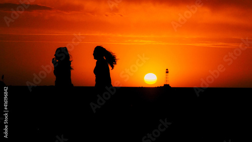 siluetas en el atardecer