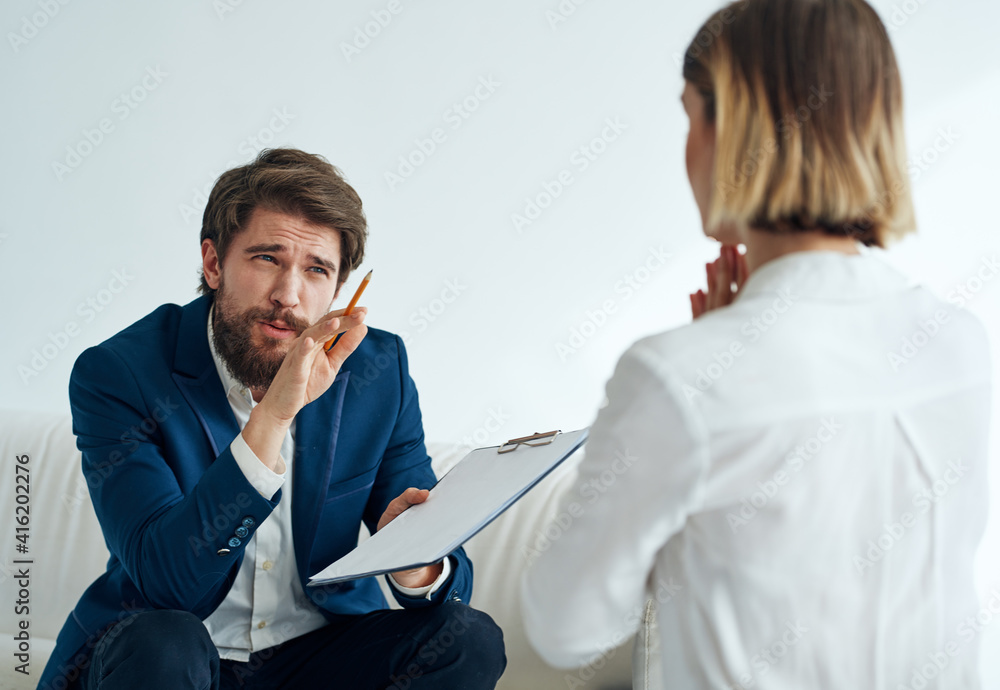 Obraz premium Man and woman sitting on the couch teamwork communication office