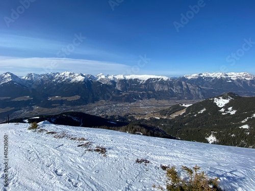 Arbeser mit Gipfelkreuz beim Skigebiet Kellerjoch am Hecher Pillberg in der Nähe von Schwaz Wattens Innsbruck in Tirol, gegenüber das Karwendel Gebirge im Winter mit Schneeschuhen oder Tourenski