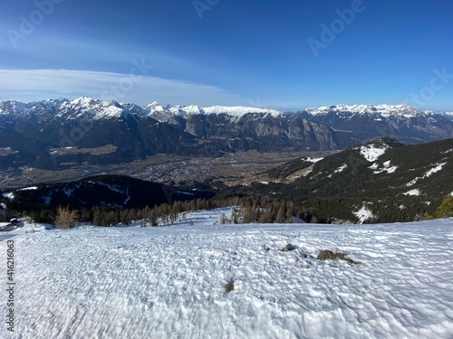 Arbeser mit Gipfelkreuz beim Skigebiet Kellerjoch am Hecher Pillberg  in der N  he von Schwaz Wattens Innsbruck in Tirol  gegen  ber das Karwendel Gebirge im Winter  mit Schneeschuhen oder Tourenski