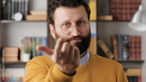 Tableau sur toile Man beckons with his finger