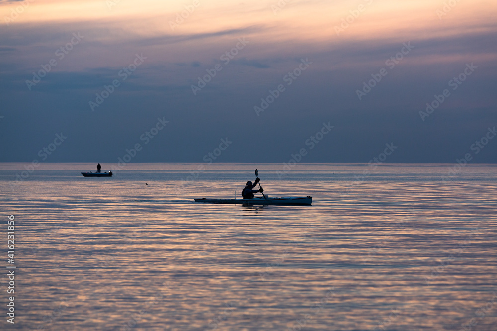 Naklejka premium Boat in the sea with dark clouds