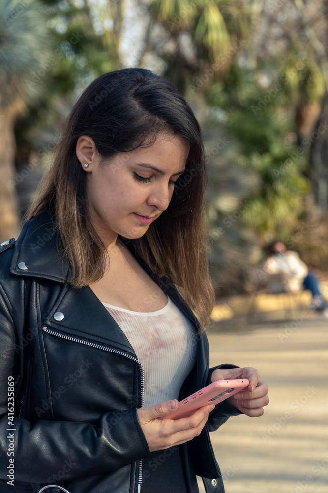 CHICA ALEGRE CON EL MÓVIL EN MANO