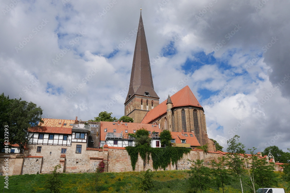 Petrikirche Stadtmauer in Rostock