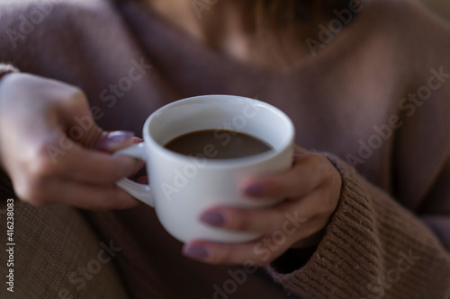 コーヒーを飲む女性