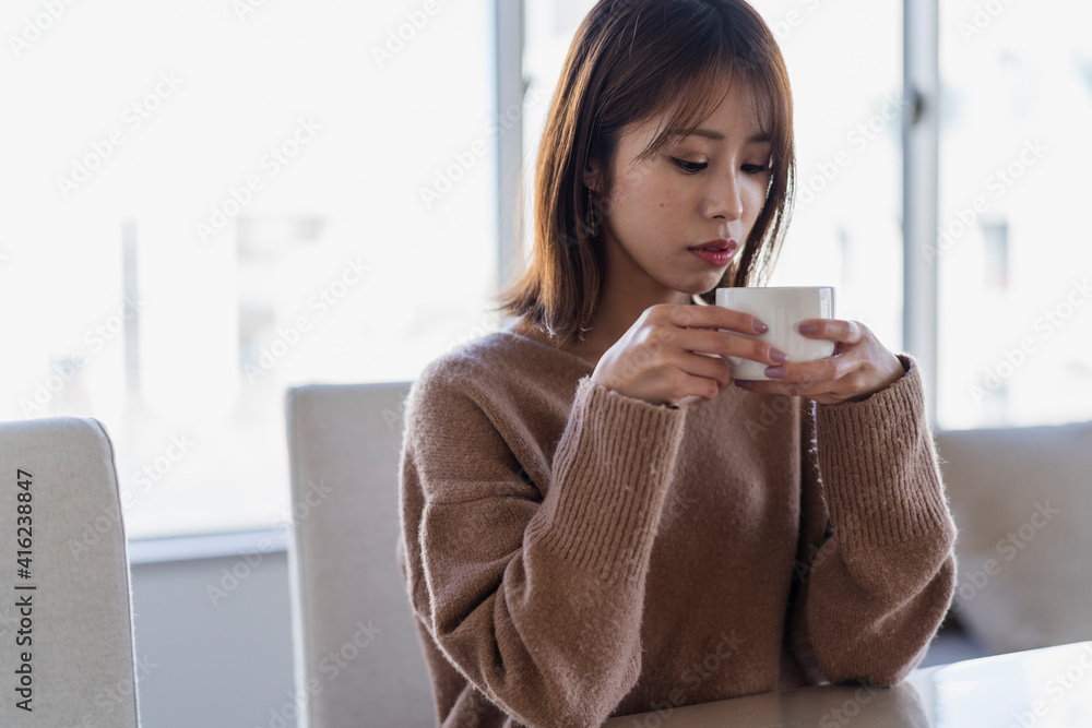コーヒーを飲む女性 コーヒーを飲む女性