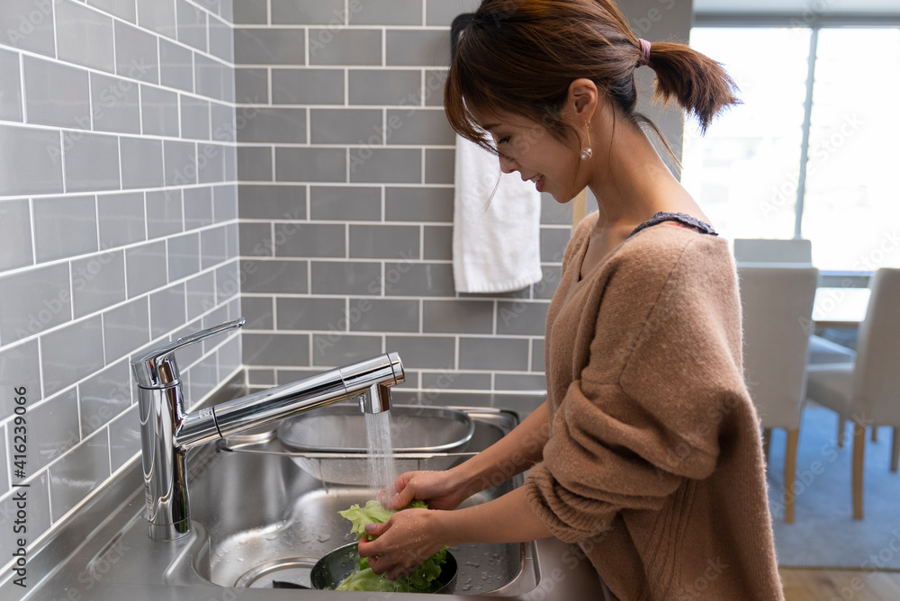 食事を用意する女性 Stock Photo | Adobe Stock