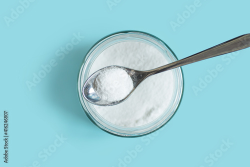 Cuadro en lienzo spoon with collagen powder on blue background, top view