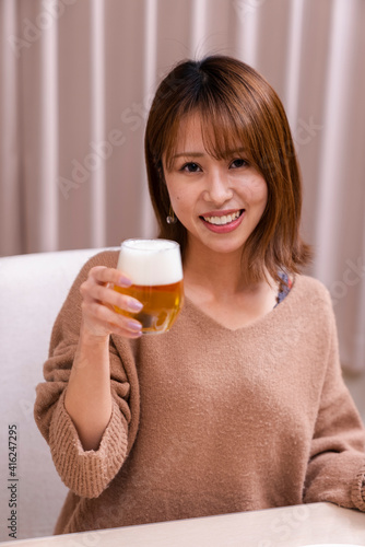 アルコールを飲む女性