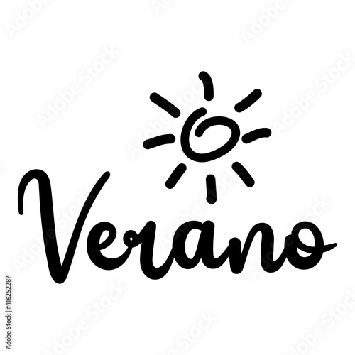 Logotipo con texto manuscrito Verano en español escrito a mano con sol en color negro