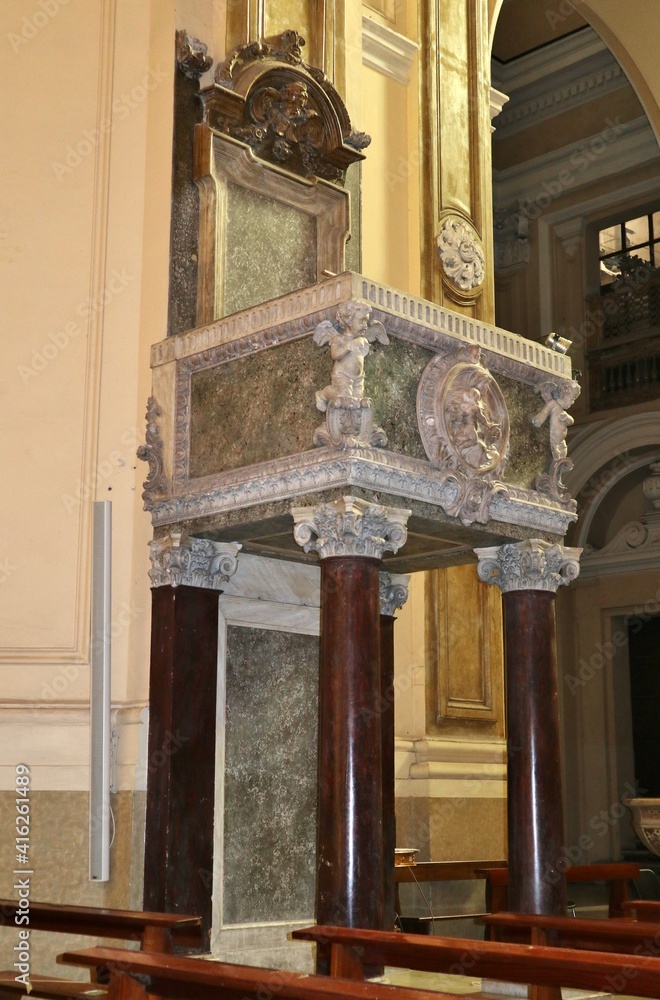 Napoli - Pulpito marmoreo della Chiesa di San Giorgio Maggiore