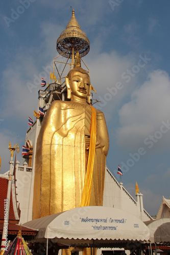 Photography buddhist  temple (wat intharavihan) in bangkok (thailand)