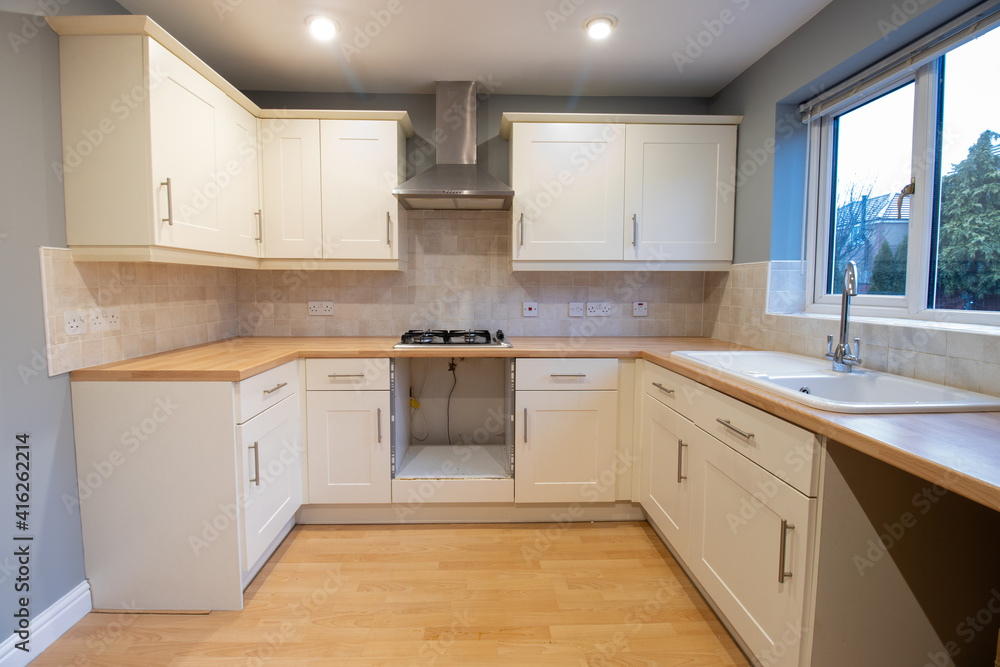 © Duncan - A brand new modern British home showing the Kitchen with a missing cooker oven © Duncan - A brand new modern British home showing the Kitchen with a missing cooker oven