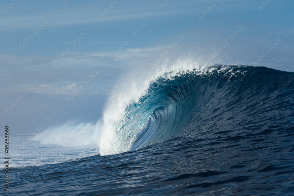 ola azul rompiendo en el océano 