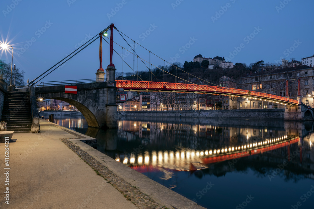 Fototapeta premium Berges de la Saône à Lyon à l'aube