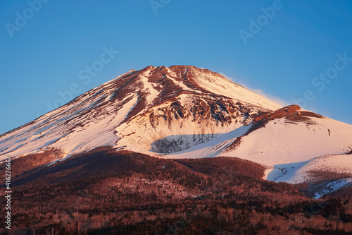 水ヶ塚公園駐車場から迫るような冬の富士山の眺め（日の出直後）