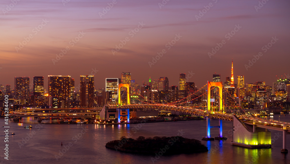 Fototapeta premium 東京マジックアワー レインボーブリッジと都心の街並み