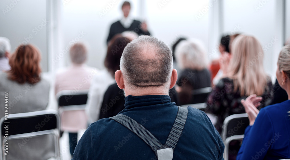 Obraz premium Audience of adult people listen to the speech of the lecturer