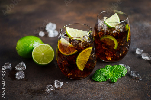 Foto Cuba Libre with brown rum, cola and lime