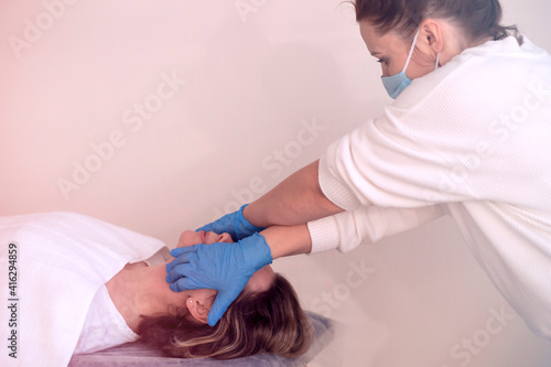 Schilderij op canvas buccal massage master at work