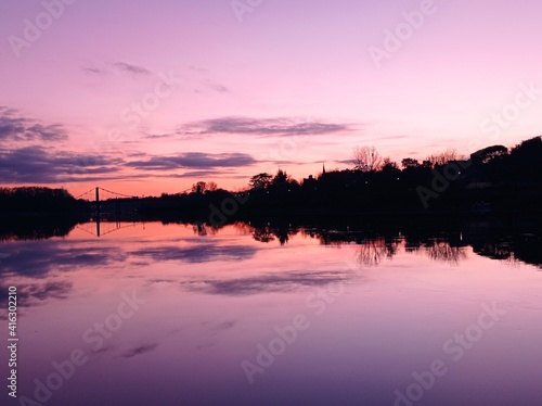 Coucher de soleil color   sur la Maine    Bouchemaine  Anjou  France   avec un bel effet miroir entre le ciel et l eau