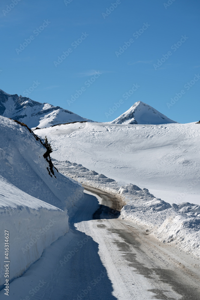Obraz premium on a mountain road in winter with view to the alps on a sunny day