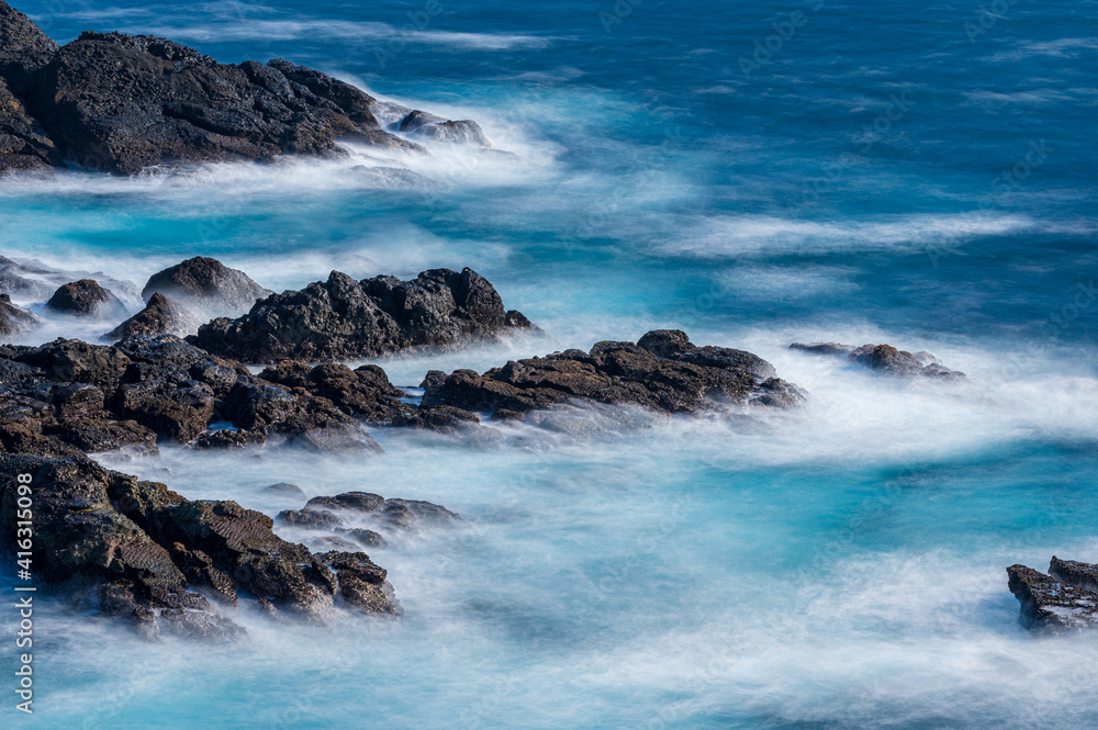 Fototapeta premium waves breaking on rocks