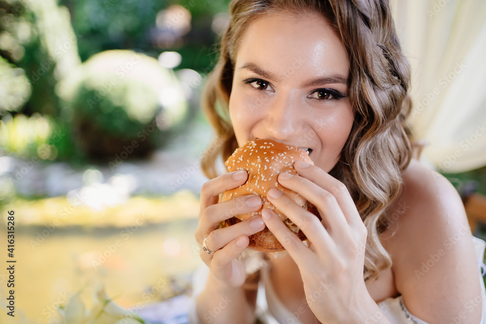 The bride have fun and eat hamburgers. snack for newlyweds. The bride have fun and eat hamburgers. snack for newlyweds.