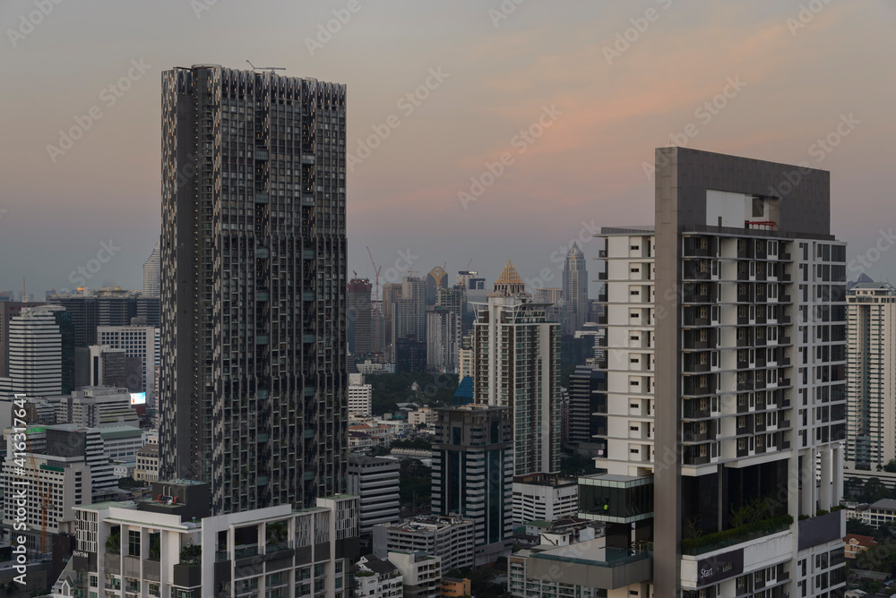 Vista del skyline de Bangkok al atardecer , en hora dorada, Tailandia