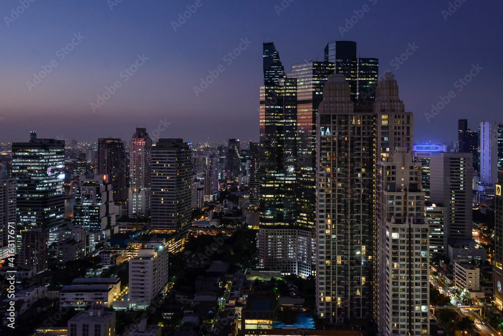 Vista del skyline de Bangkok al atardecer , en hora , Tailandia