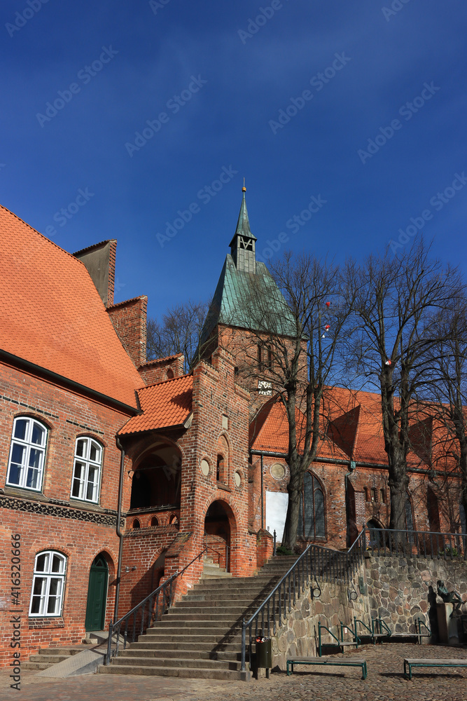 Blick auf den historischen Marktplatz von Mölln  mit St. Nicolai Kirche und Eulenspiegel Denkmal.