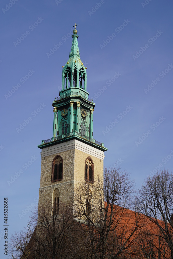 Die St. Marienkirche am Alexanderplatz in Berlin bei Sonnenschein