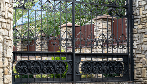 Large double metal gate