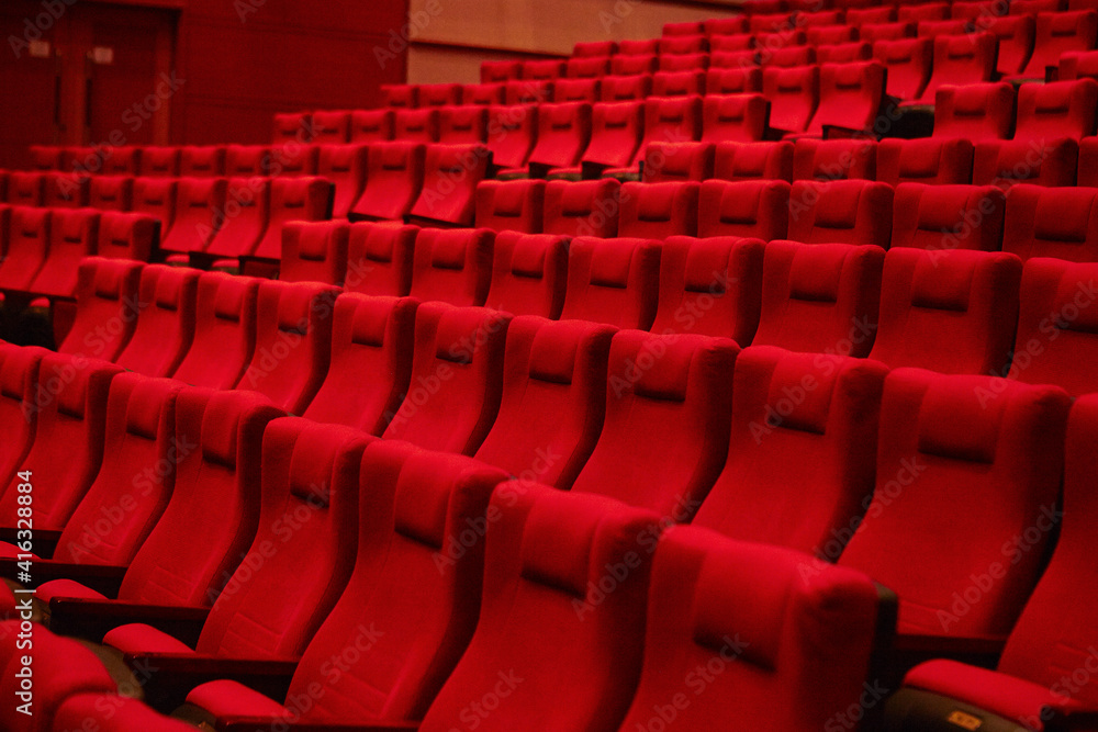 Obraz premium Red chairs in an empty concert hall