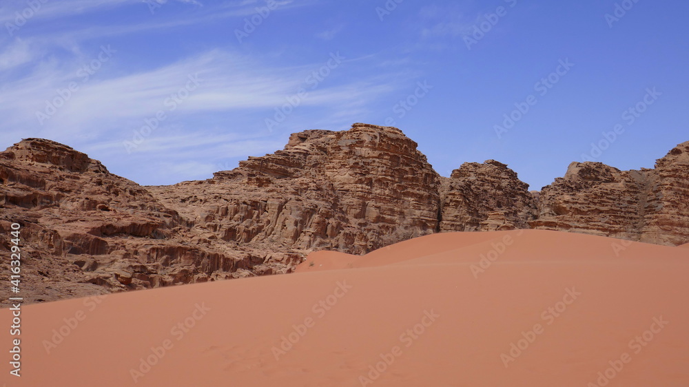 rote Sandwüste mit Felsen, Wadi Rum, Jordanien rote Sandwüste mit Felsen, Wadi Rum, Jordanien