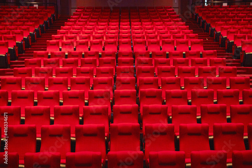 Tableau sur toile Red chairs in an empty concert hall