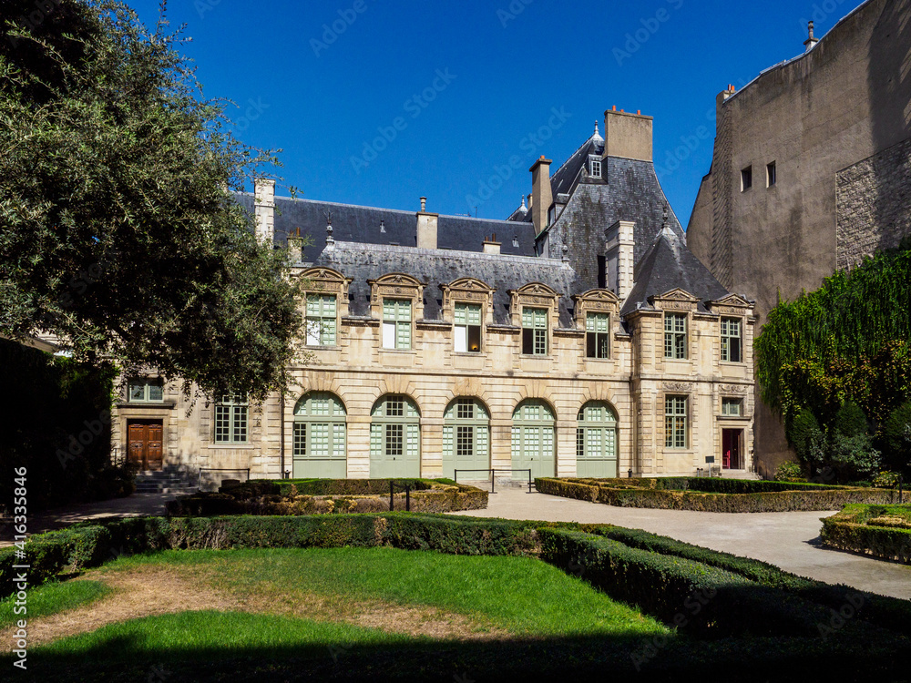 l'Hôtel de Sully à Paris