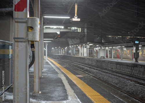 冬の夜の駅のホーム