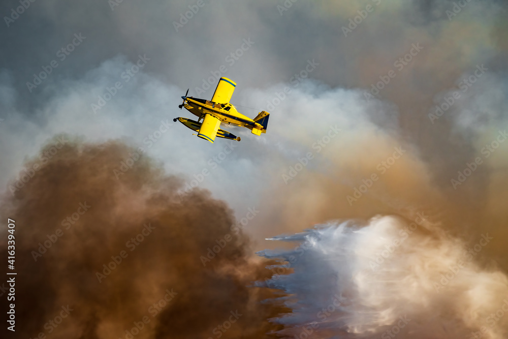 Fototapeta premium Hydroplane dumping water over the fire