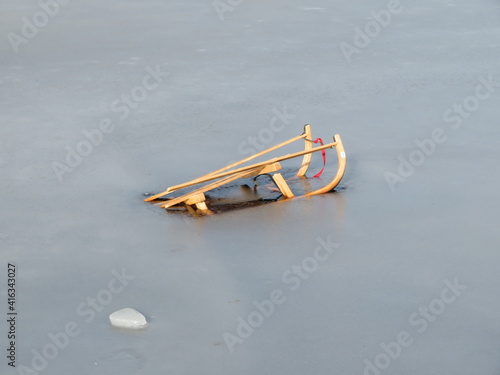 Schlitten im Eis eingebrochen