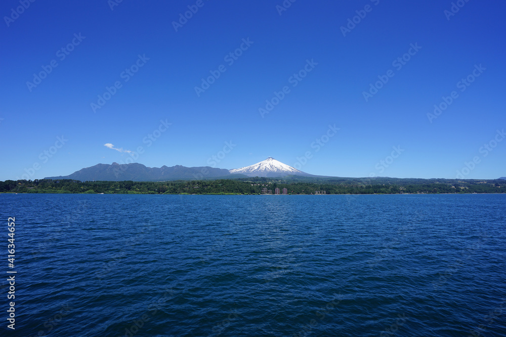 Lago y volcán Villarrica. 