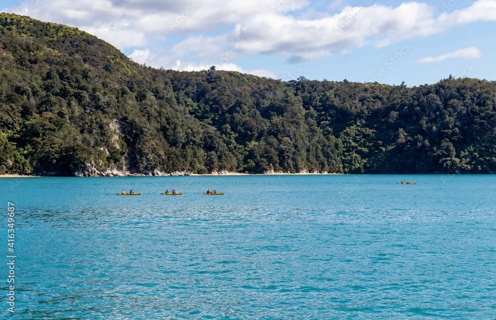 Canoës dans la baie du parc Abel Tasman, Nouvelle Zélande 