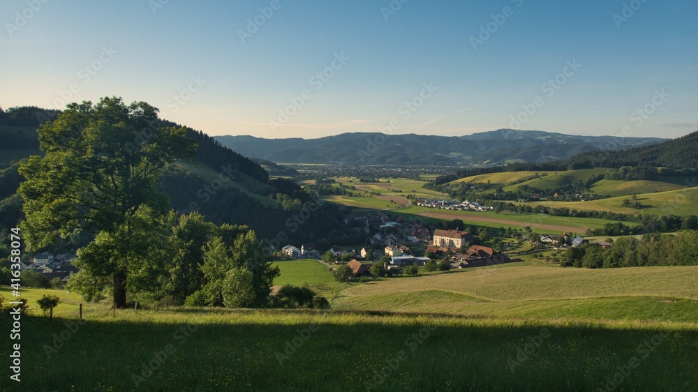 Blick auf das Dorf Oberried und das Dreisamtal im Schwarzwald Blick auf das Dorf Oberried und das Dreisamtal im Schwarzwald