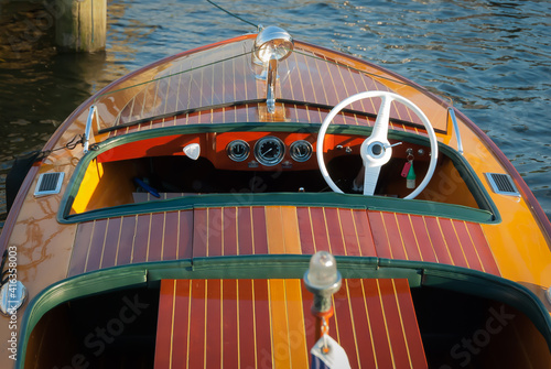 Schilderij op canvas Vintage Mahogany Runabout Forward Cockpit